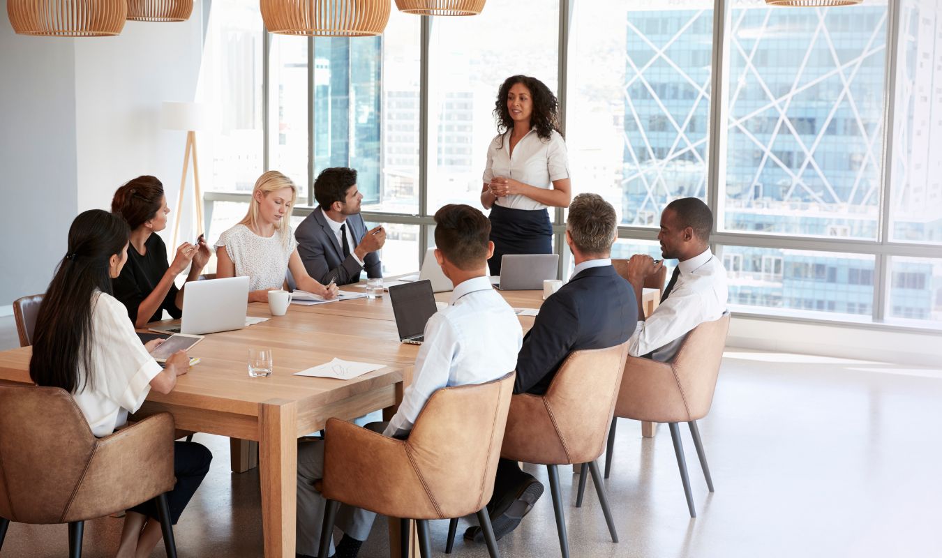 Des associés d'une SCI qui tiennent une assemblée générale ordinaire (AGO)