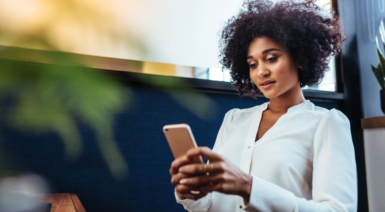 Une femme en train d'utiliser son compte sans banque