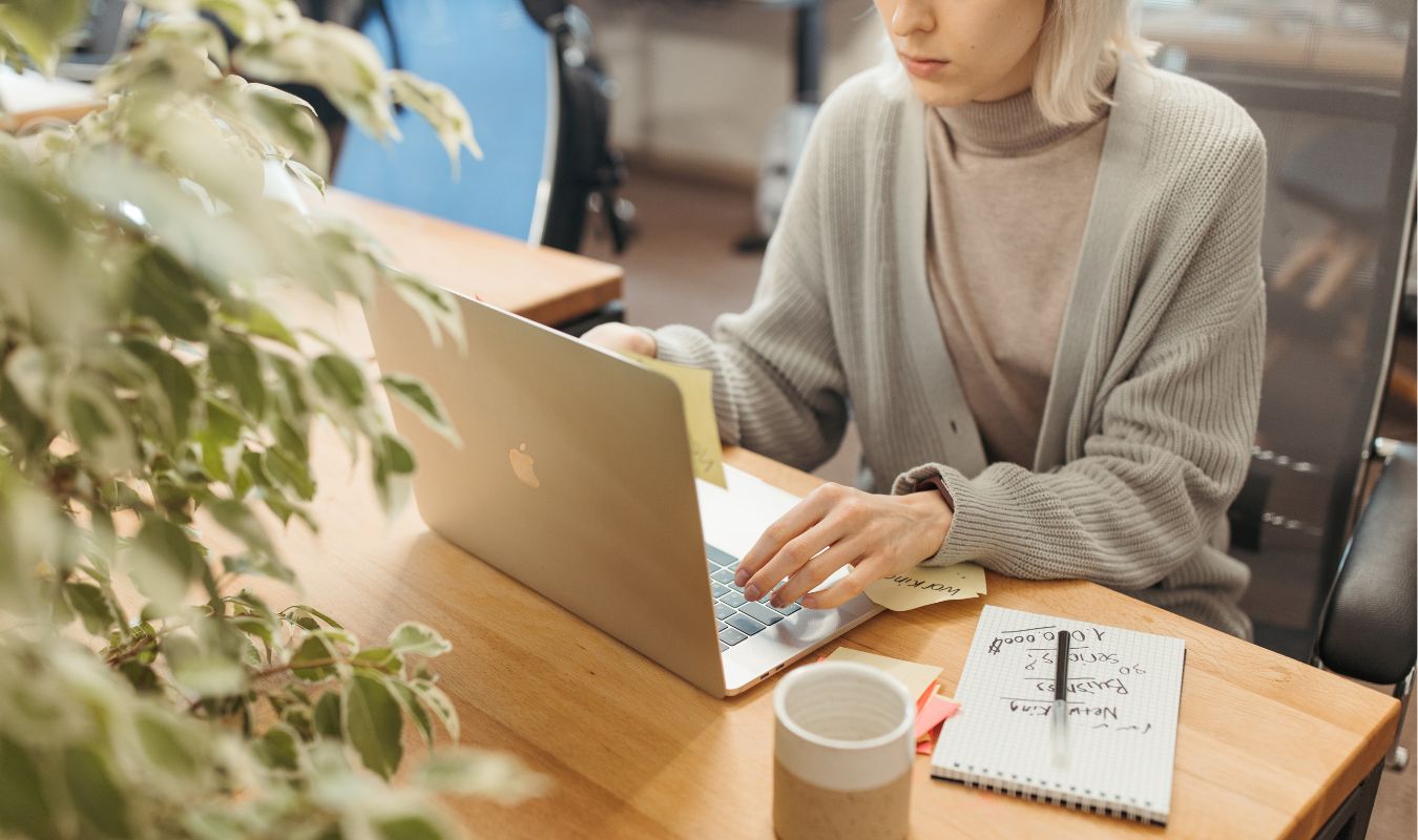 Une femme profitant des nombreux avantages du logiciel de comptabilité en ligne Indy