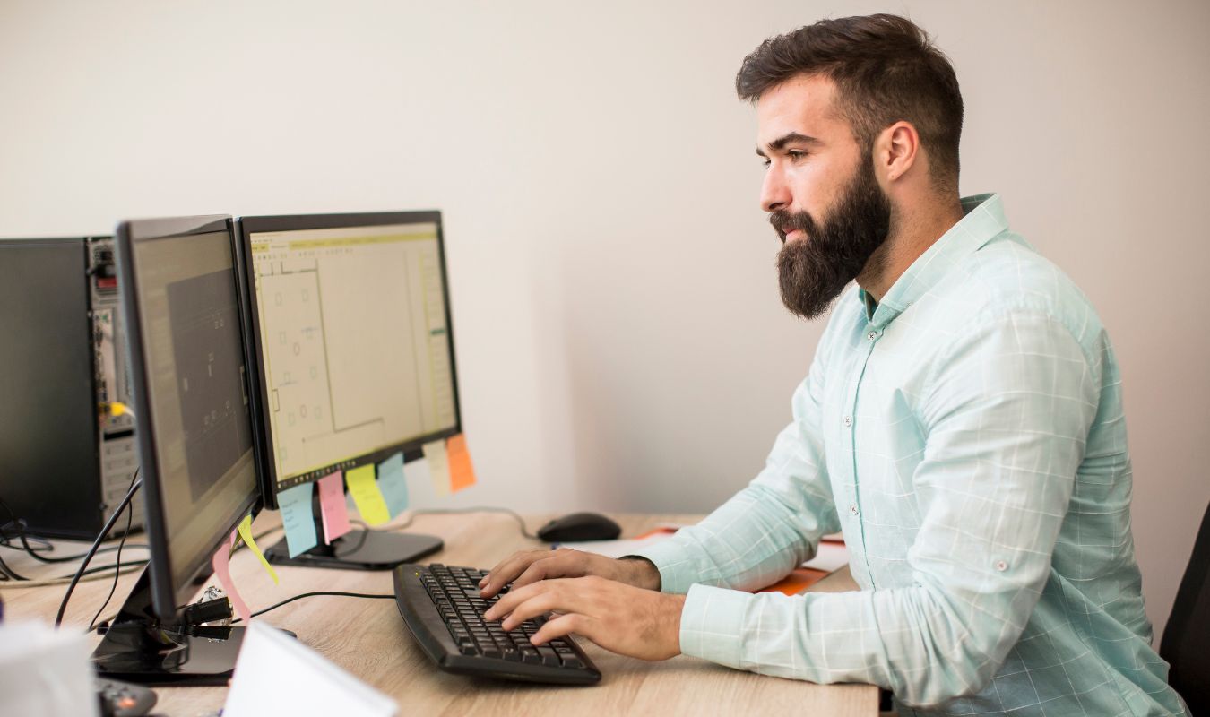 Un électricien en micro-entreprise en train de faire sa comptabilité