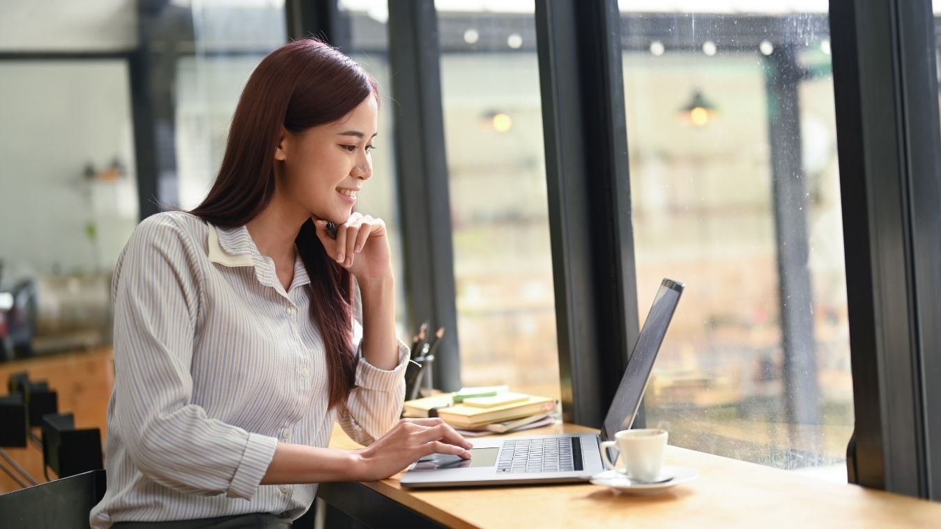 Une femme enregistre les achats effectués avec sa société