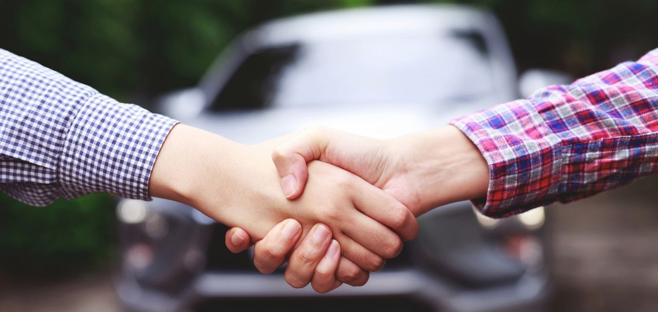 Un gérant de SARL qui vient d'acquérir une voiture, qu'il va devoir assurer 