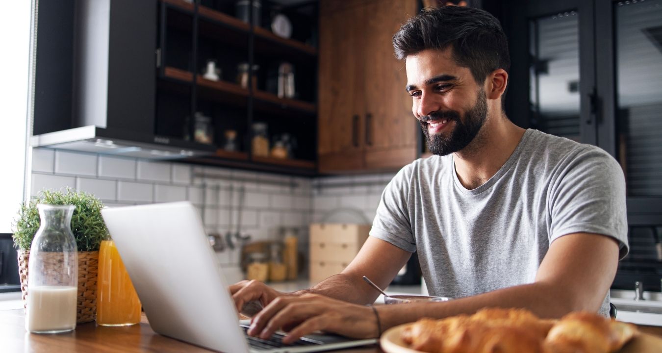 un auto-entrepreneur en freelance utilise son ordinateur pour demander l'acre, une aide à la création d'entreprise