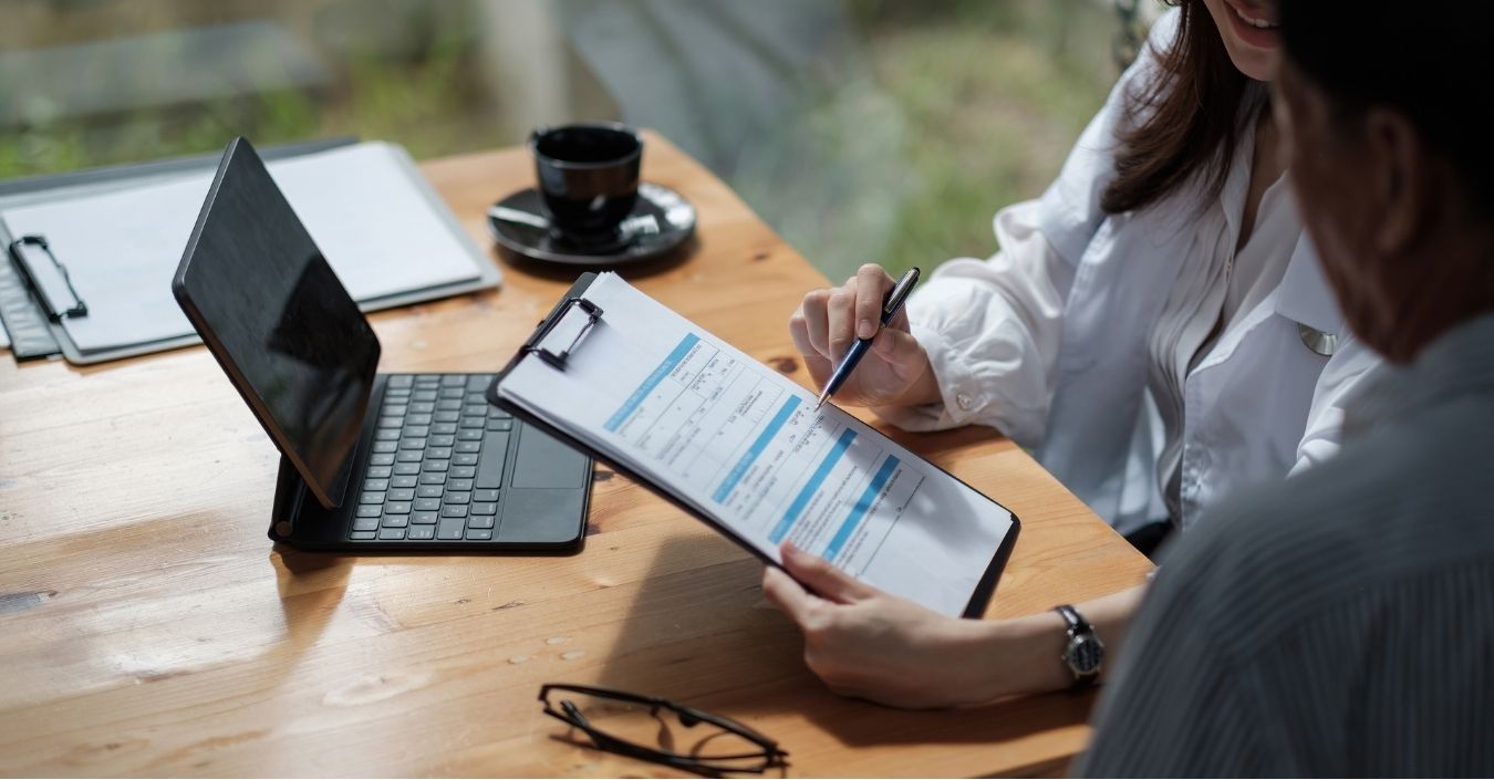 Une entrepreneuse individuelle qui souscrit une assurance santé 