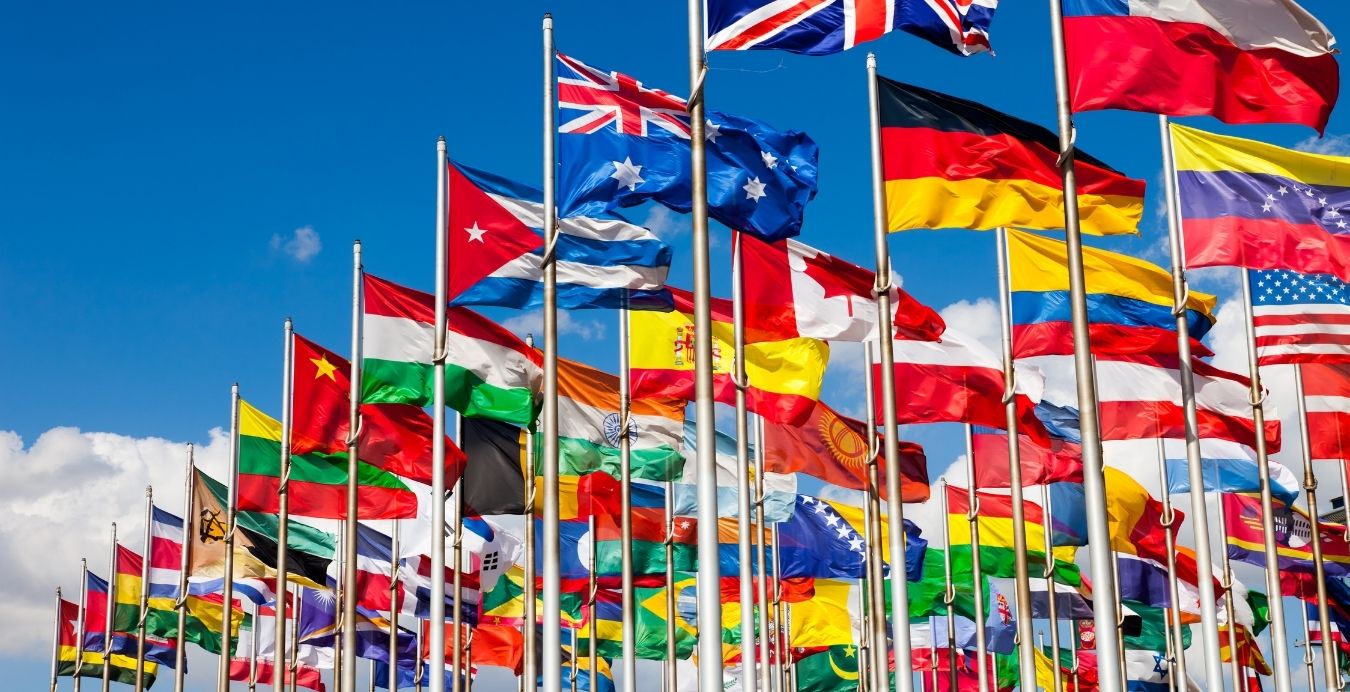 Drapeaux du monde entier pour illustrer la création d'une auto-entreprise en tant qu'étranger