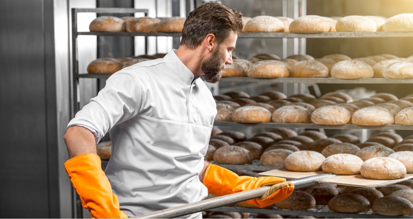 Un boulanger qui fait du pain et qui souhaite nantir son fonds de commerce