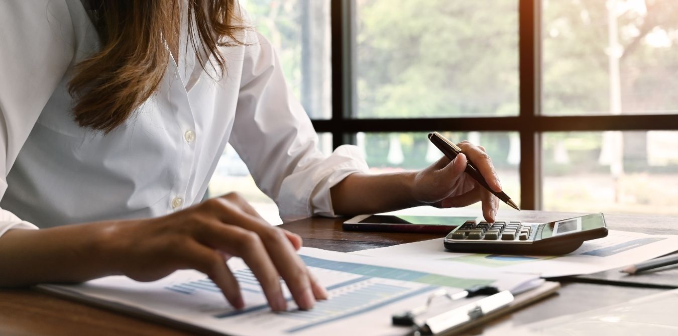 femme en train de calculer l'amortissement variable d'un bien immobilisé