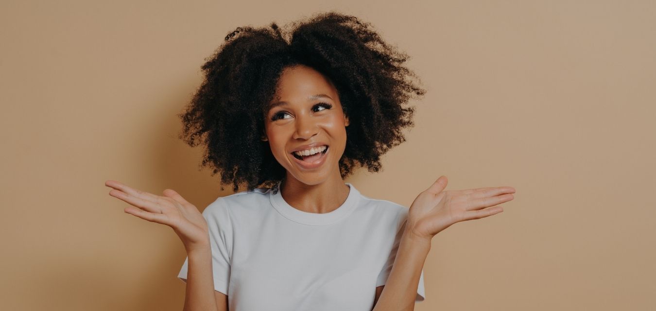 femme qui se questionne sur le choix de sa banque professionnelle