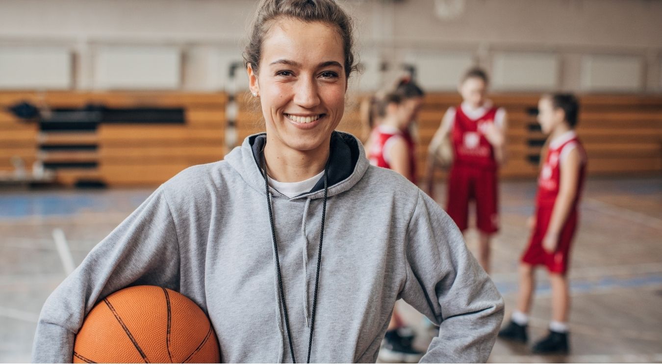 Une coach de basket heureuse de son logiciel comptable