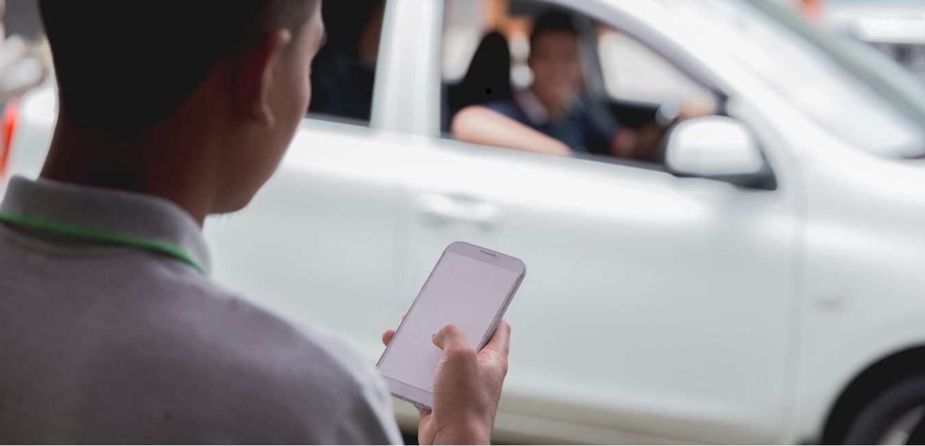 Un client qui appelle un chauffeur par téléphone. Le professionnel passe par Indy pour sa comptabilité