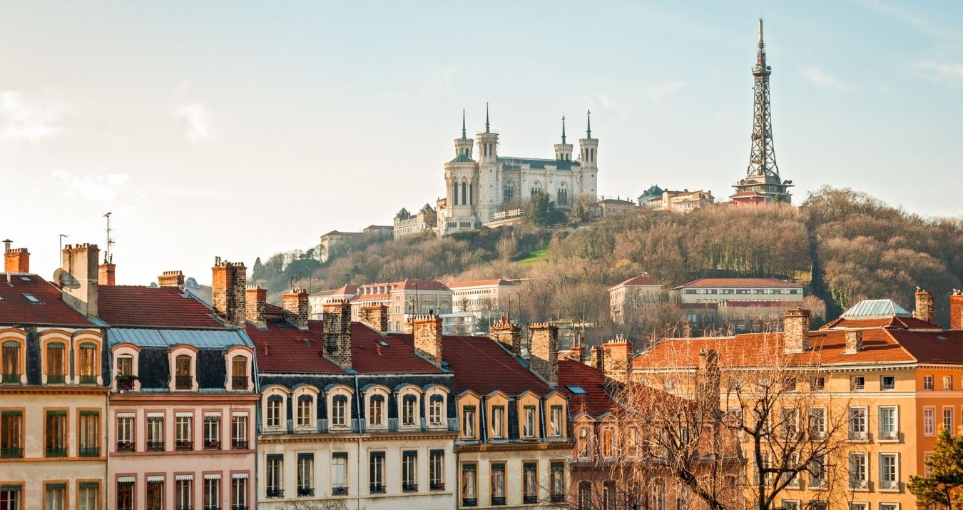 création d'entreprise à lyon avec un bureau qui à une vue sur la basilique de fourvière