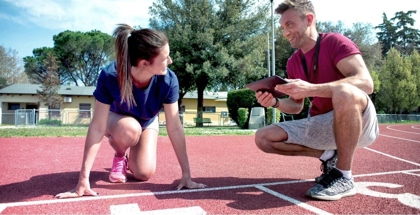 un coach sportif en coaching heureux d'avoir choisi Indy pour sa comptabilité 