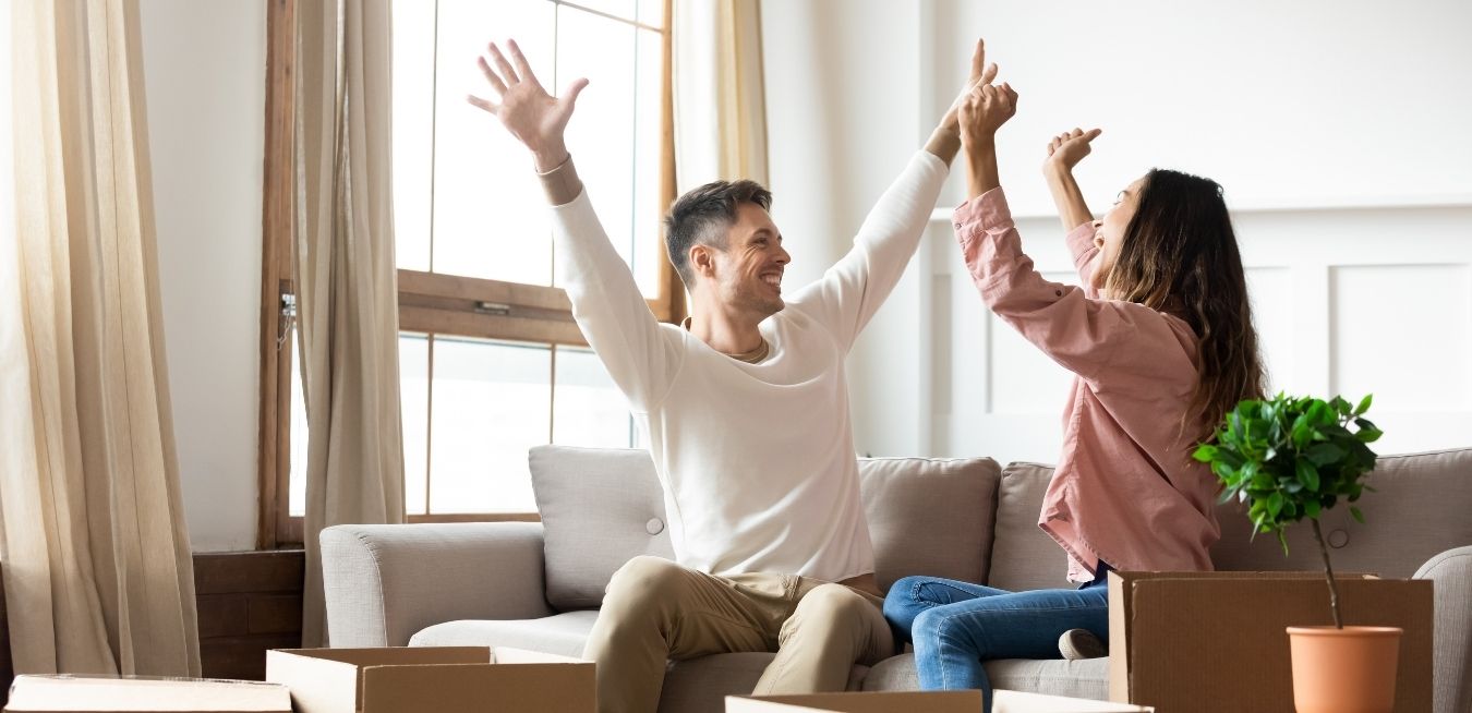 Des locataires d'une SCI viennent d'emménager dans leur nouveau logement après avoir souscrit à une assurance habitation