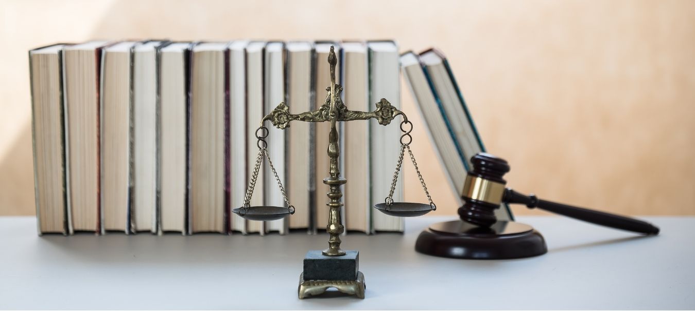 livres de droit et texte de loi sur l'obligation de la facture électronique avec le marteau de la justice