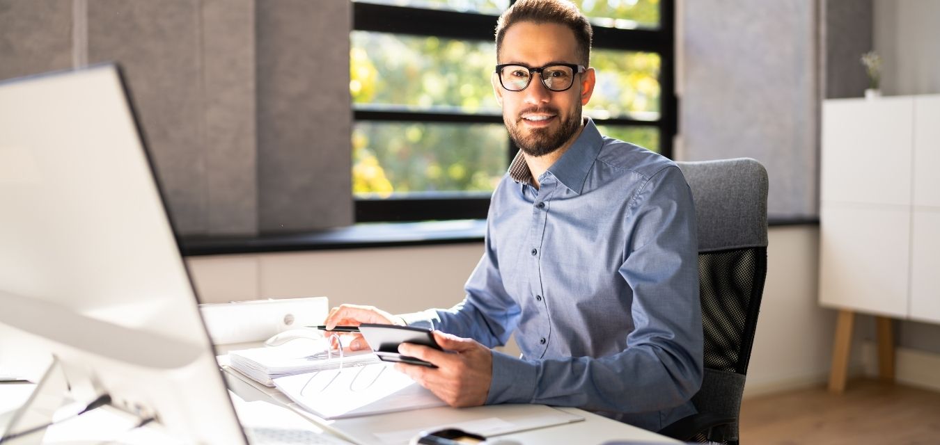 un indépendant qui est heureux de mettre en place une comptabilité analytique 