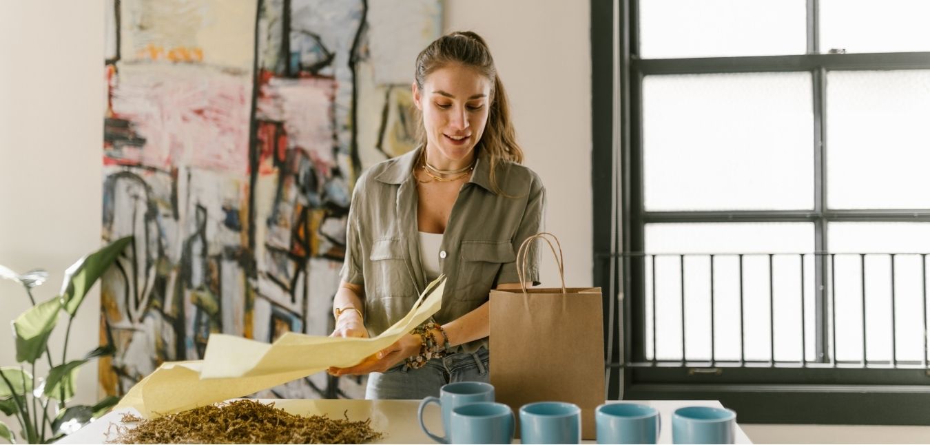 une femme vient de créer son auto-entreprise de tisane et de tasse. Elle cherche des aides financières