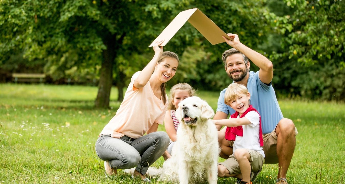 Une famille heureuse car ils ont enfin reçu le Kbis de leur SCI avec leur code NAF