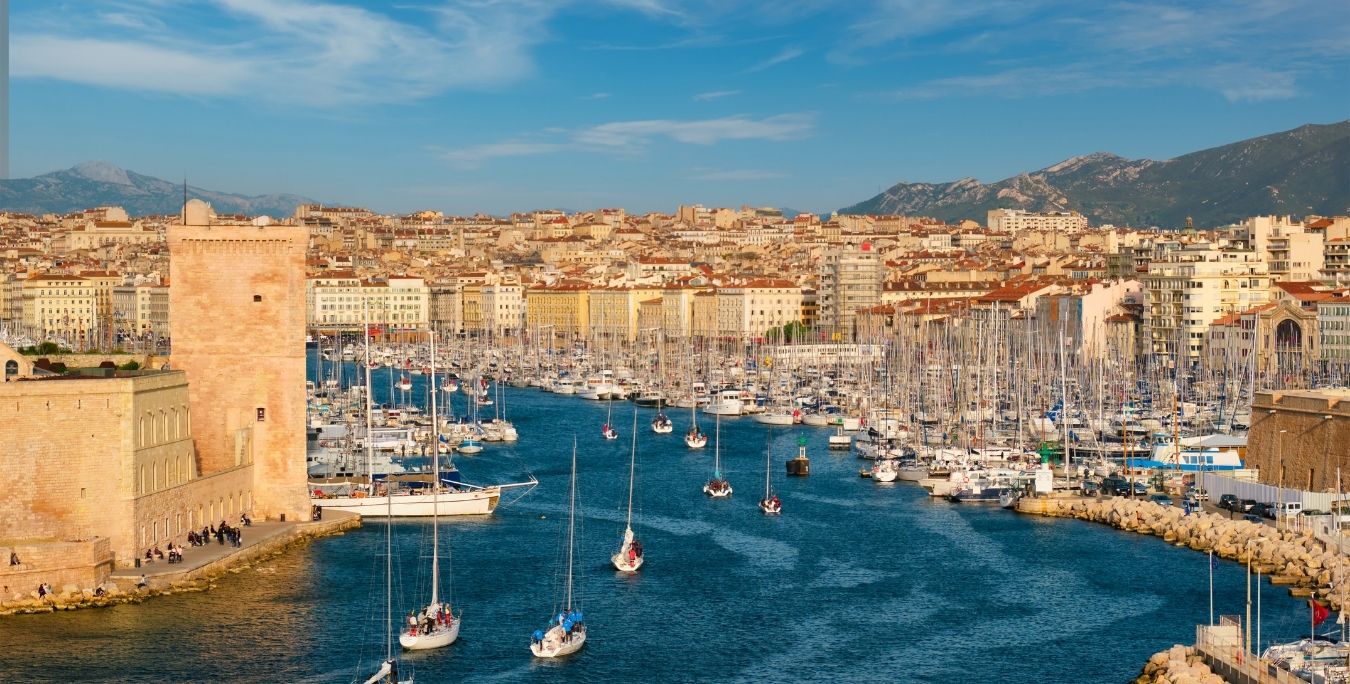 vue sur le port de Marseille, deuxième plus grand port de France, hub économique 